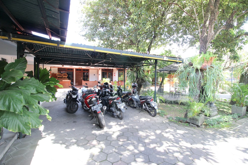 Reddoorz Plus Near Alun Alun Selatan 2 21/32