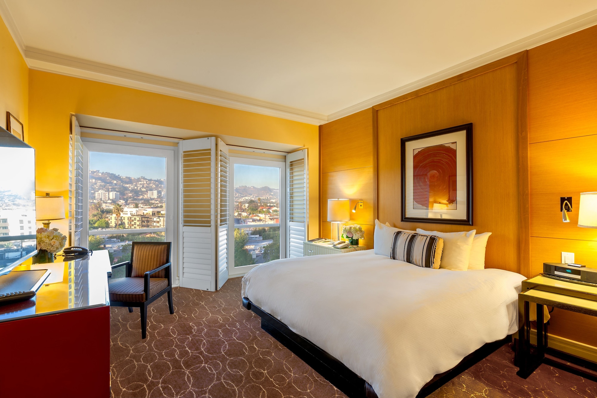 SUITE, KING BED, HOLLYWOOD HILLS VIEW