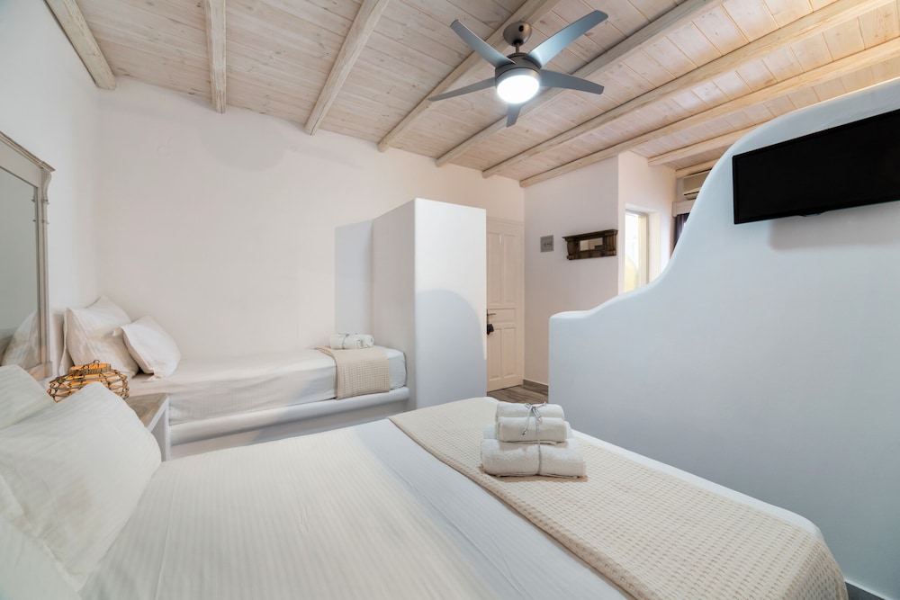 STUDIO, SUITE, PARTIAL SEA VIEW