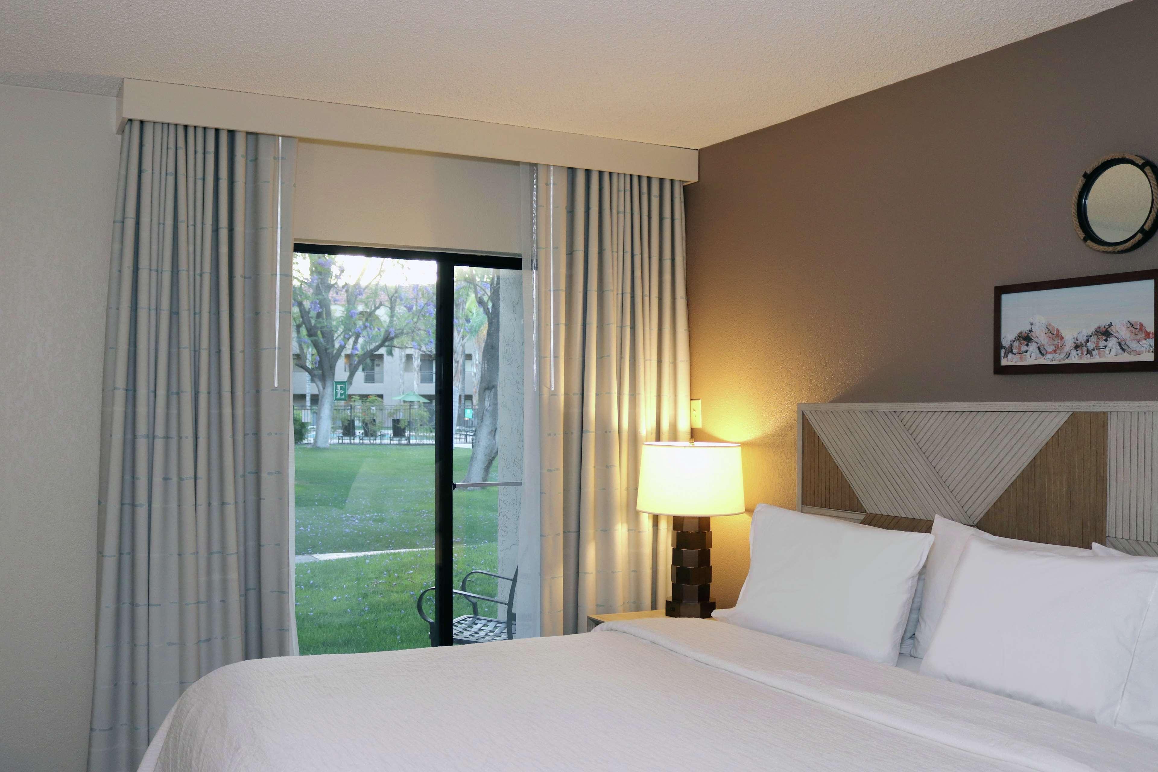 2 ROOMS, SUITE, KING BED, BALCONY OR PATIO