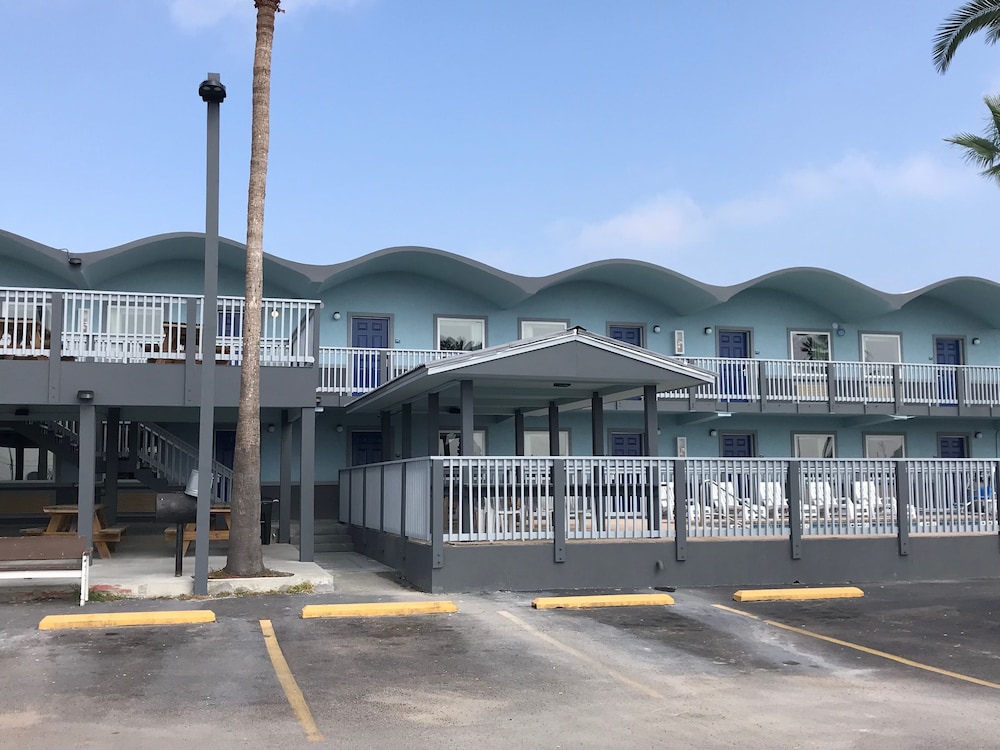 Blue Wave Inn 5/50