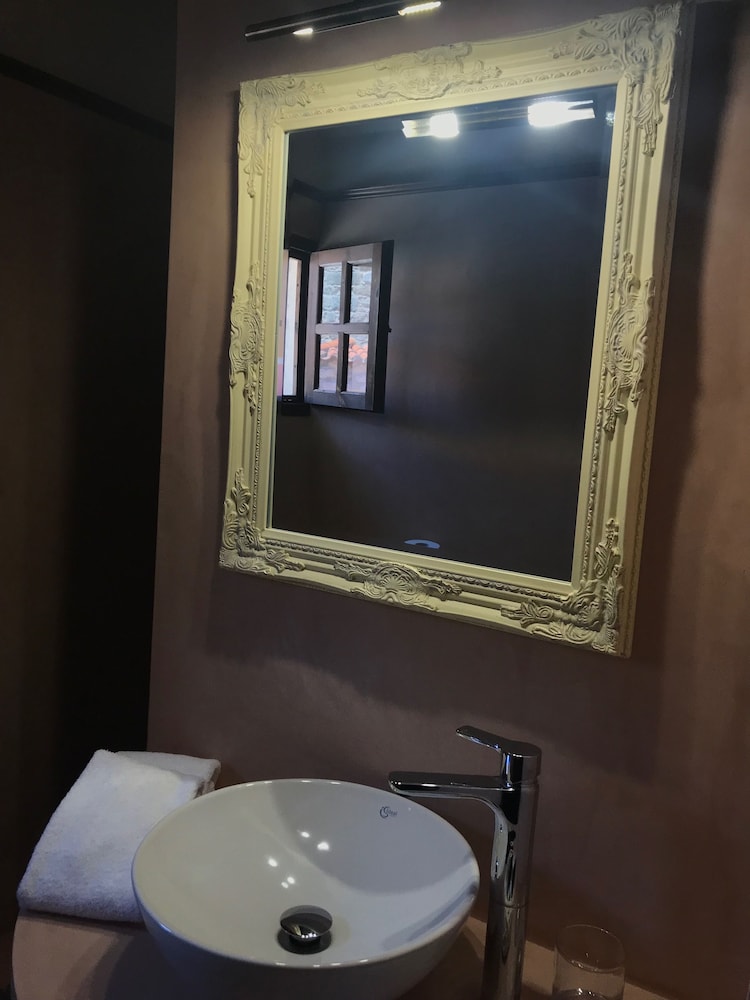 Saint Artemios Boutique 45/47