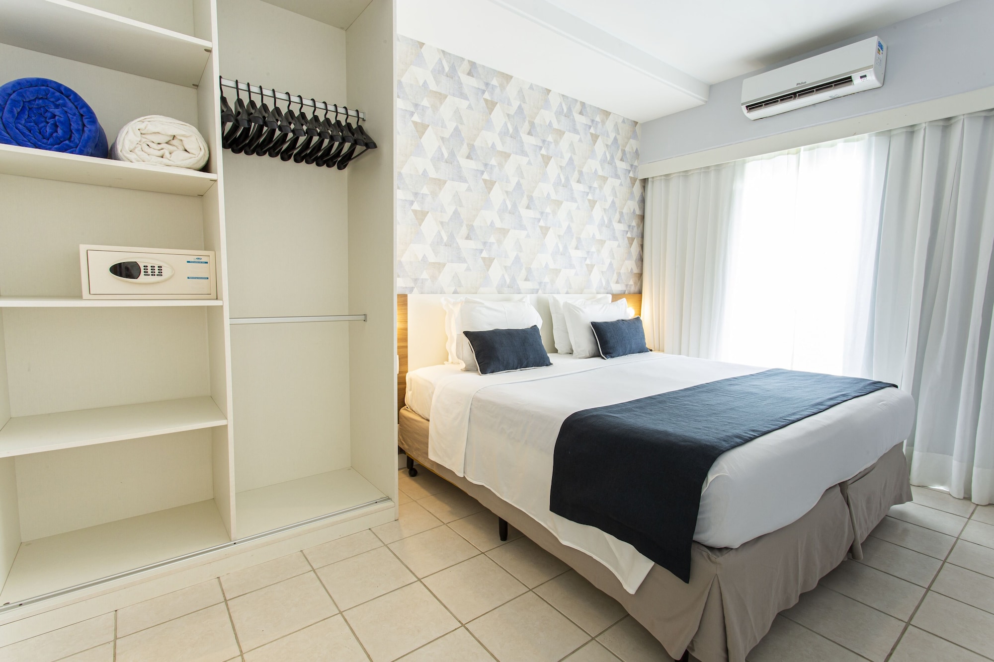 جناح ديلوكس بسريرين منفصلين وسرير كينج مع أريكة، Acqua Beach Park Resort 6/10