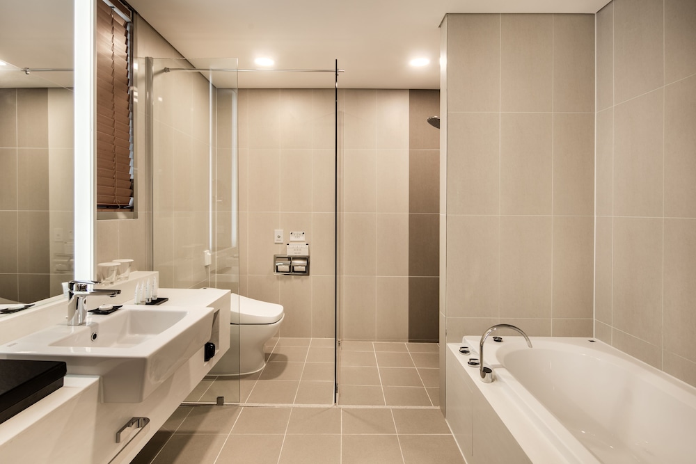 Golden Tulip Incheon Airport Hotel and Suites 62/63