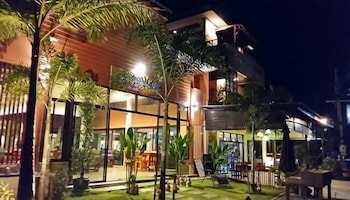 Front Beach Hotel 25/26