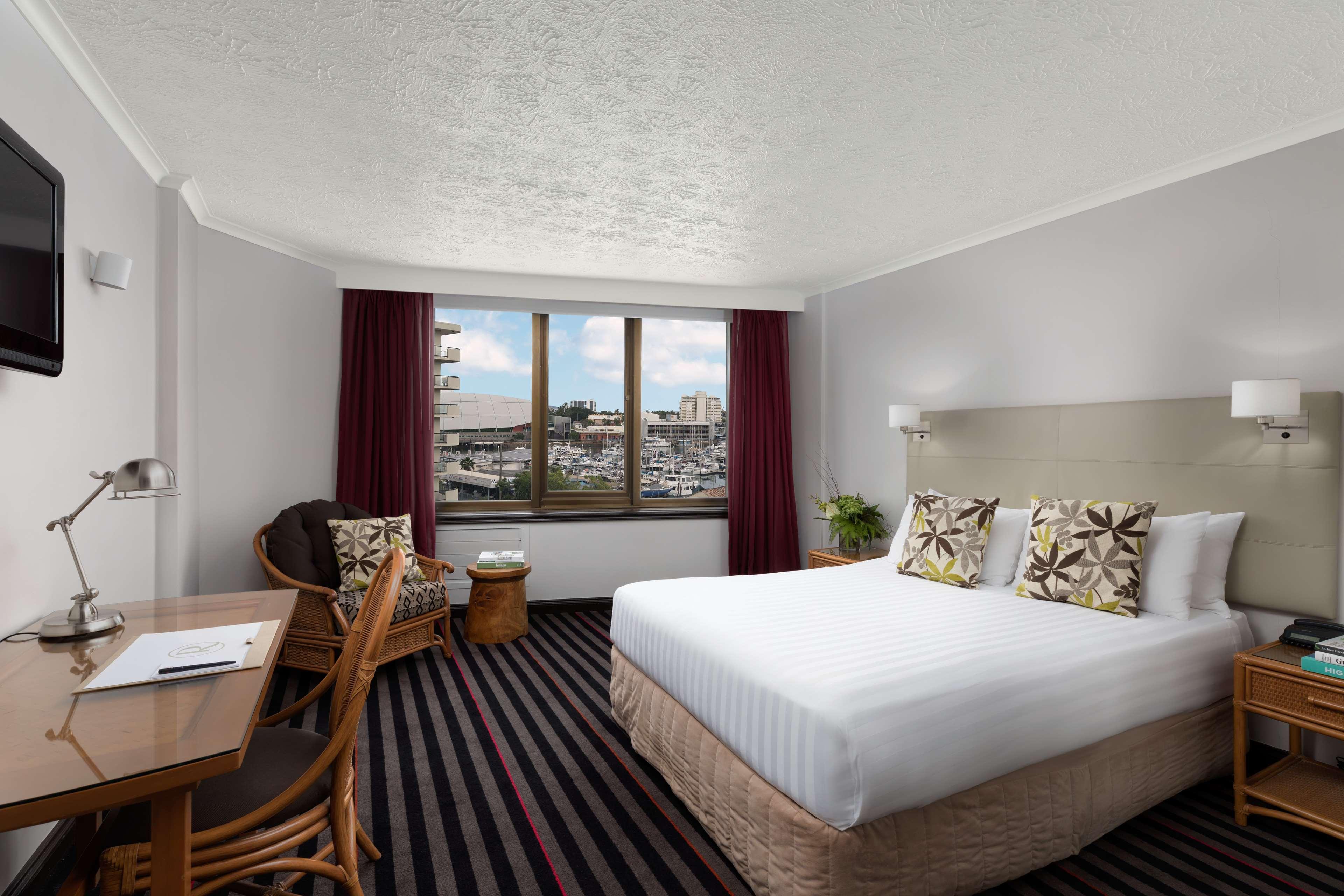Superior, Queen Bed, Rydges Southbank Townsville 2/4