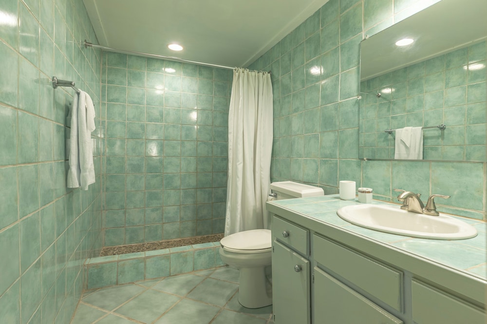 Fort Recovery Beachfront Villa & Suites Hotel 47/49