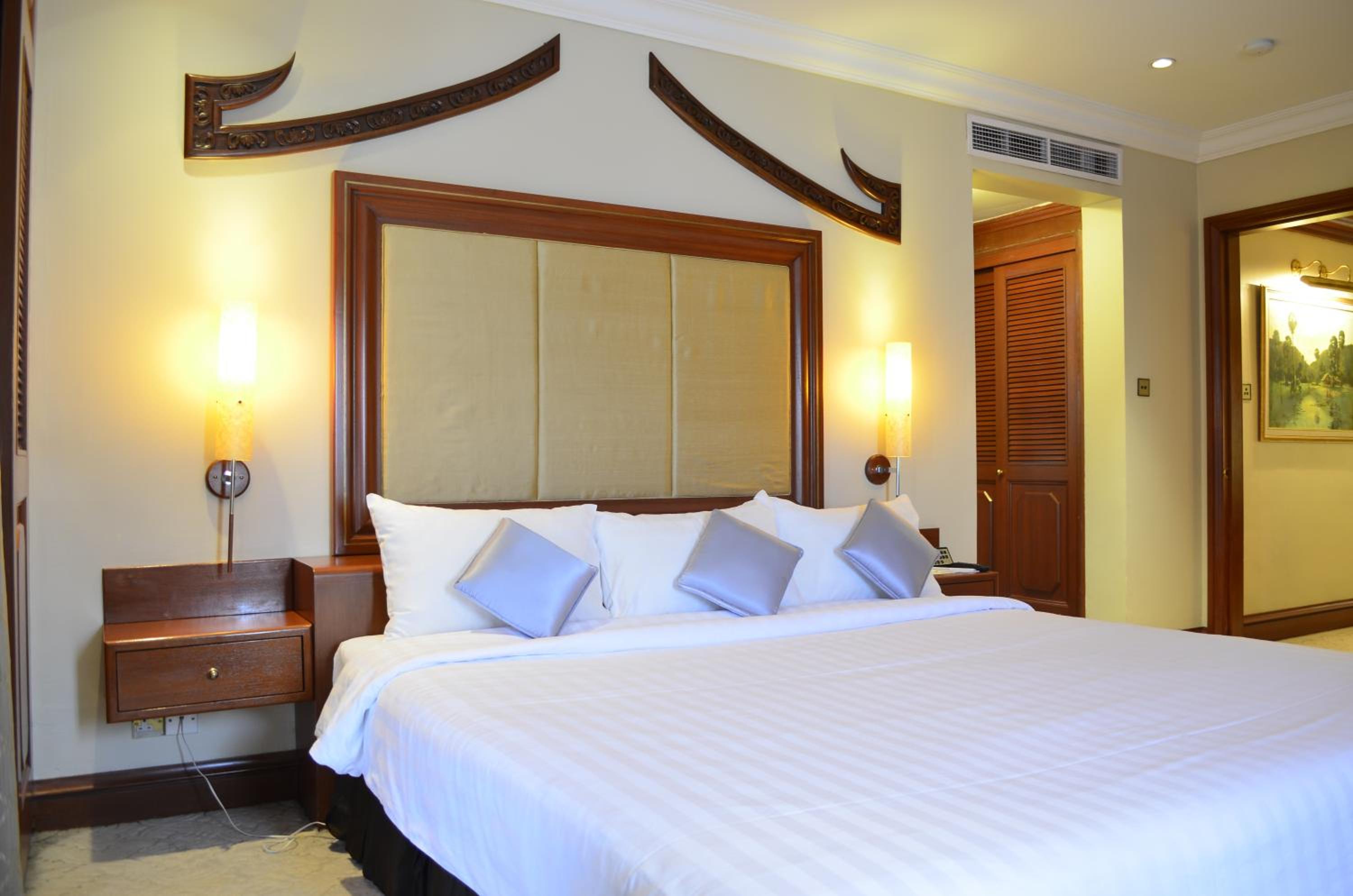 جناح تنفيذي بسرير كينج، Cambodiana Hotel 6/10