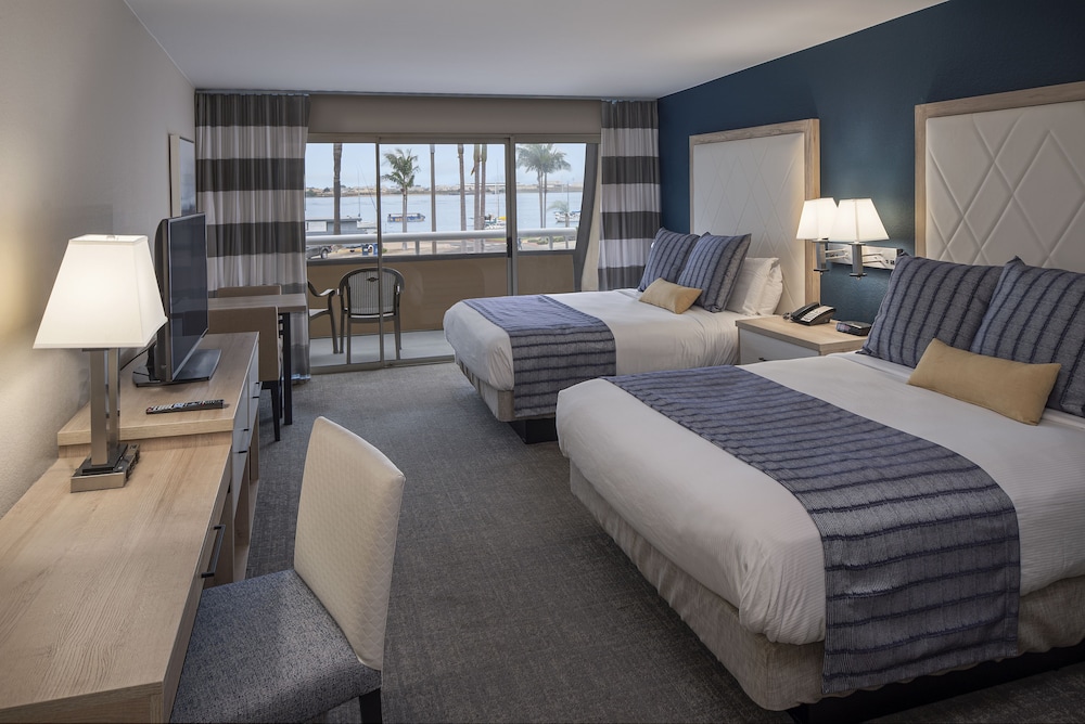 Bay Club Hotel & Marina 48/65