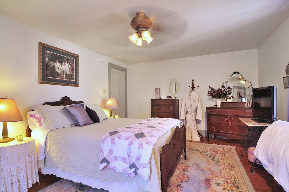 The Queen, A Victorian Bed and Breakfast 17/74