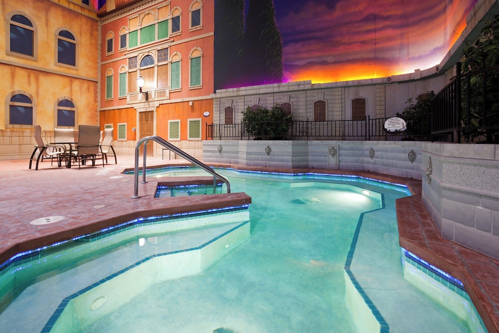 Holiday Inn Hotel Suites Maple Grove Nw Mpls Arbor Lks 37/76