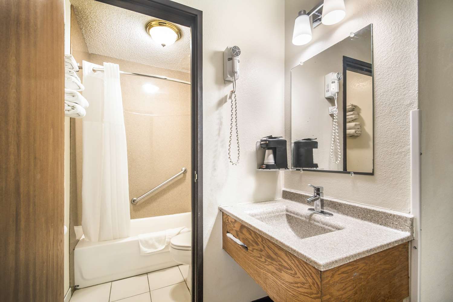 Americas Best Value Inn & Suites Harrisonville 33/33
