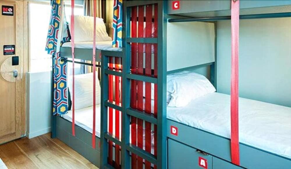ROOM, 8 PEOPLE, SHARED BATHROOM