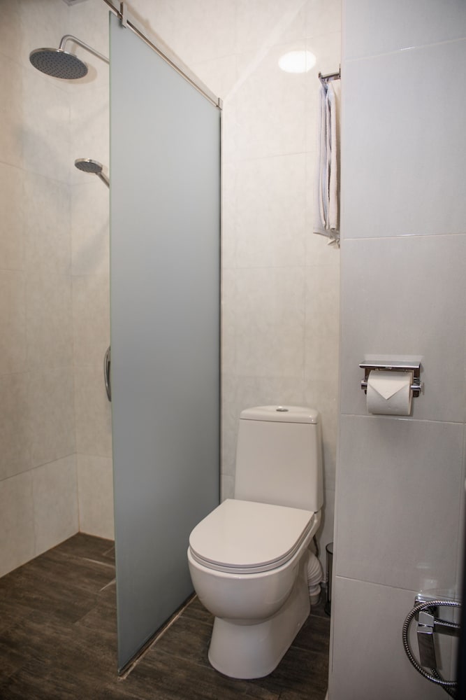 Cascade Hotel 44/46