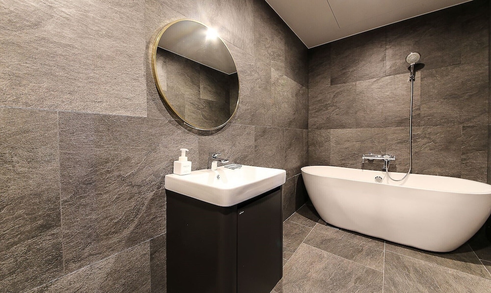 Ava Hotel Songjeong 33/37