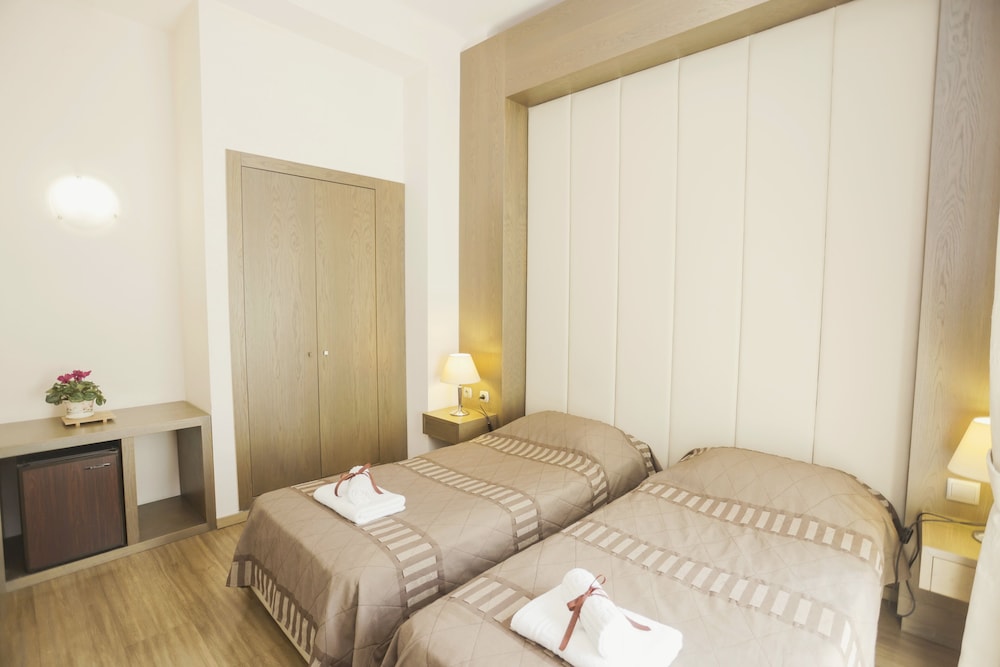 ROOM, DOUBLE OR TWIN BED