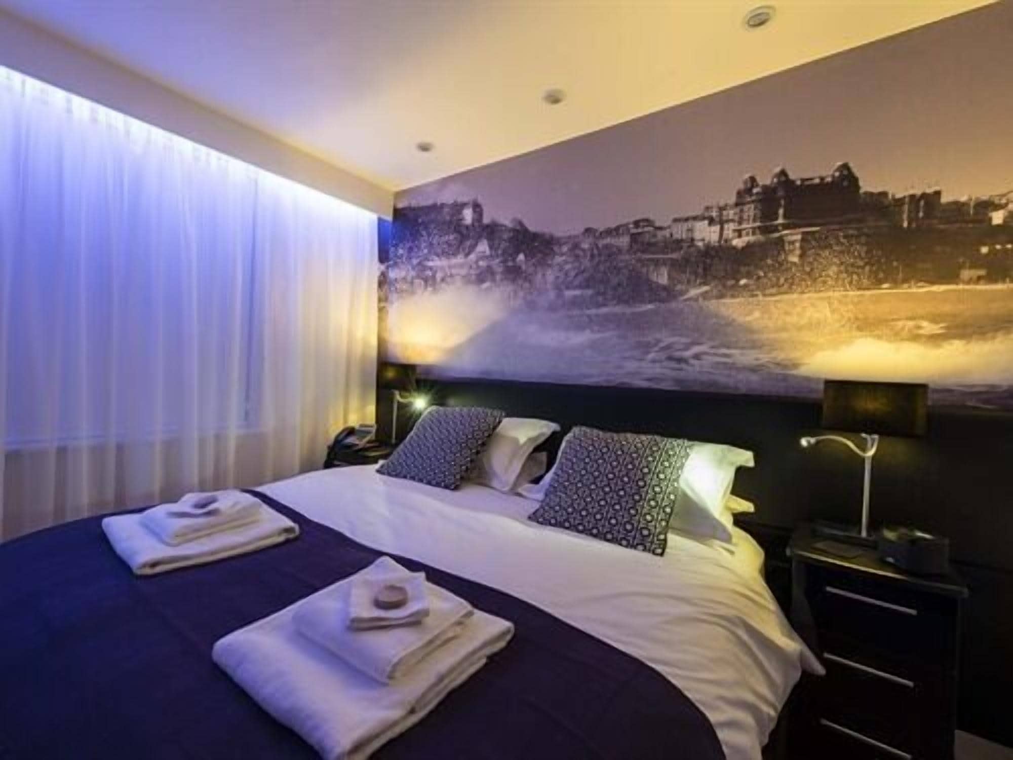 ROOM, DOUBLE OR TWIN BED