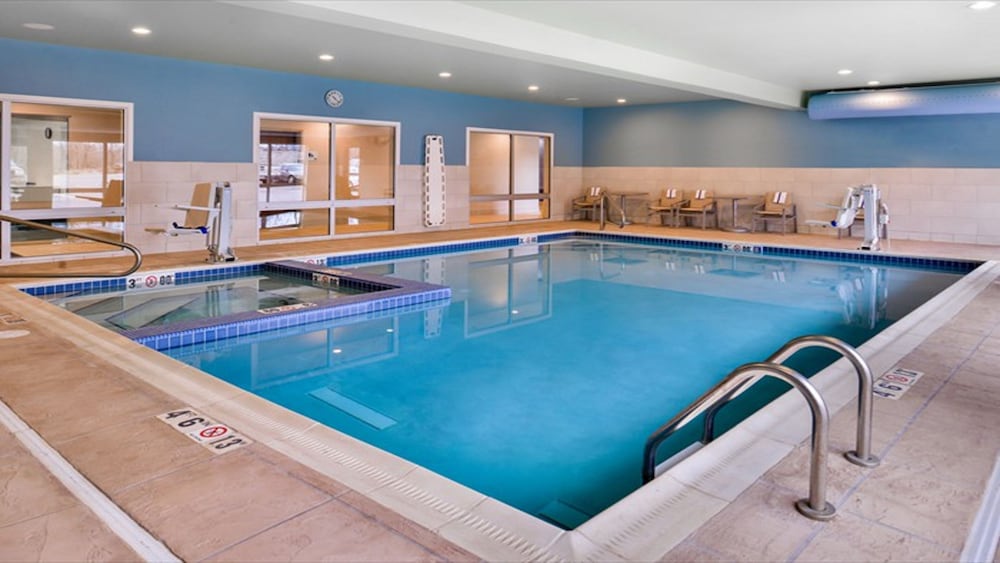 Holiday Inn Express Suites Parkersburg East 3/56