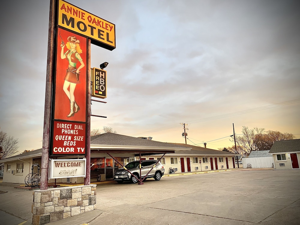 ANNIE OAKLEY MOTEL OAKLEY 58/66