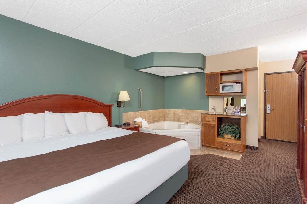 AmericInn by Wyndham Chippewa Falls 15/44