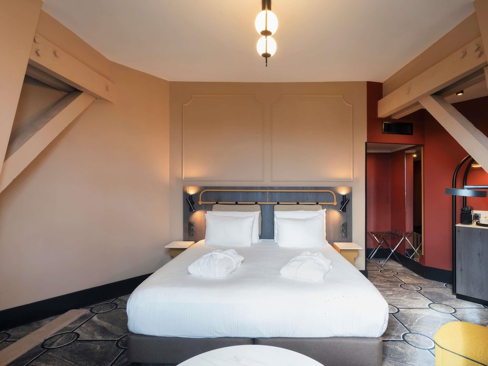 DELUXE, KING BED