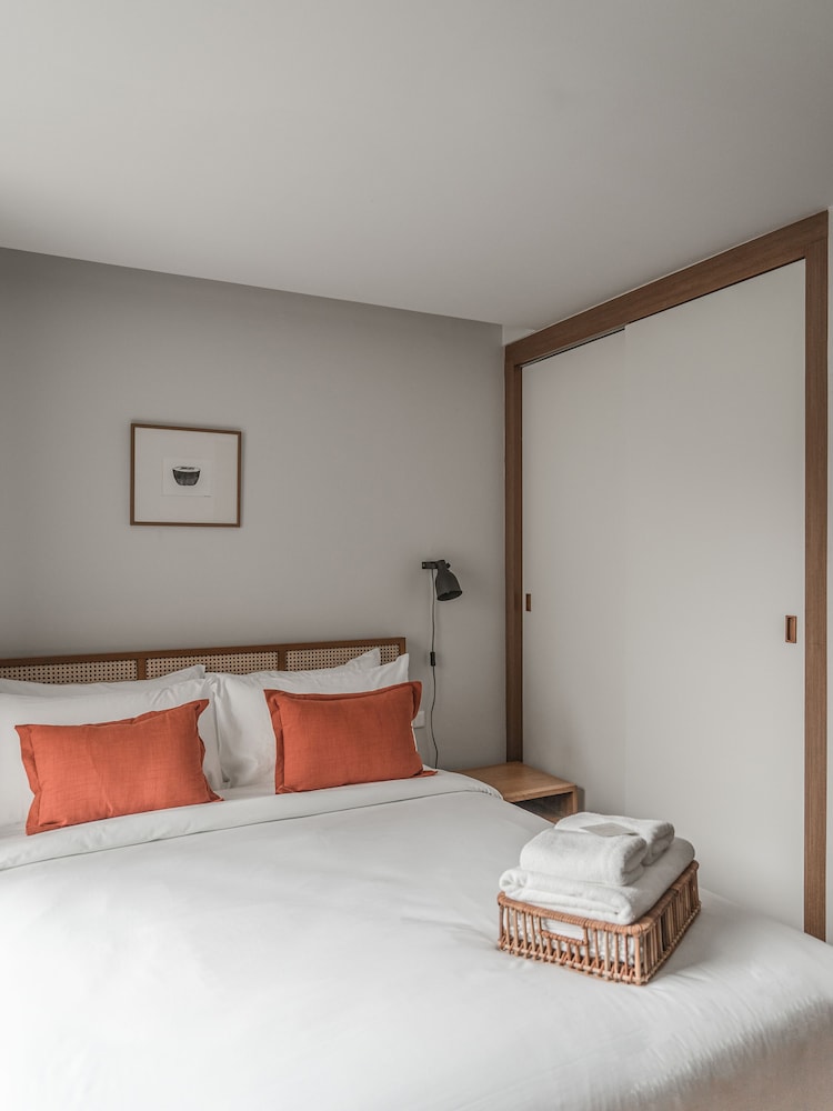 SUPERIOR, QUEEN BED