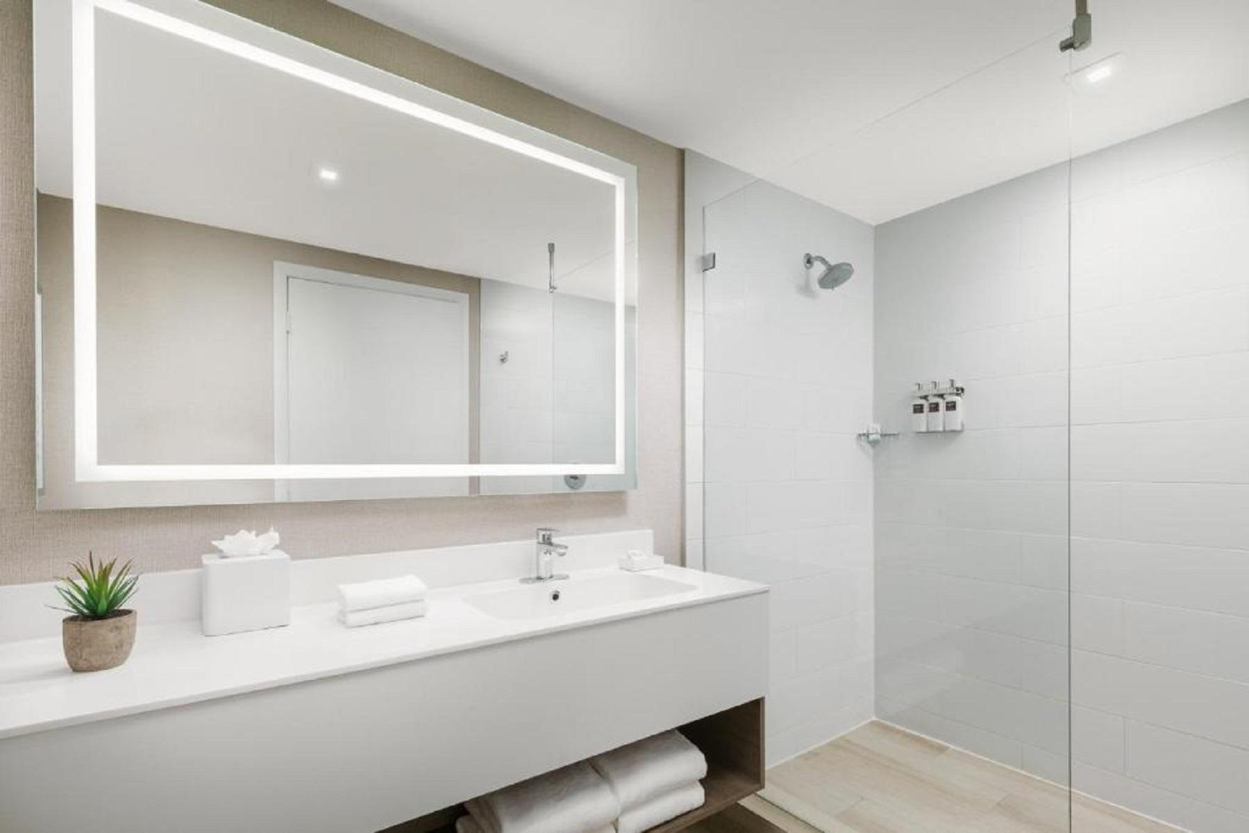 1 Bedroom, Suite, Water View, Balcony