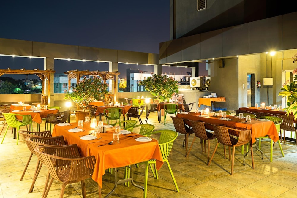 Treebo Grand Emerald Pune 39/50