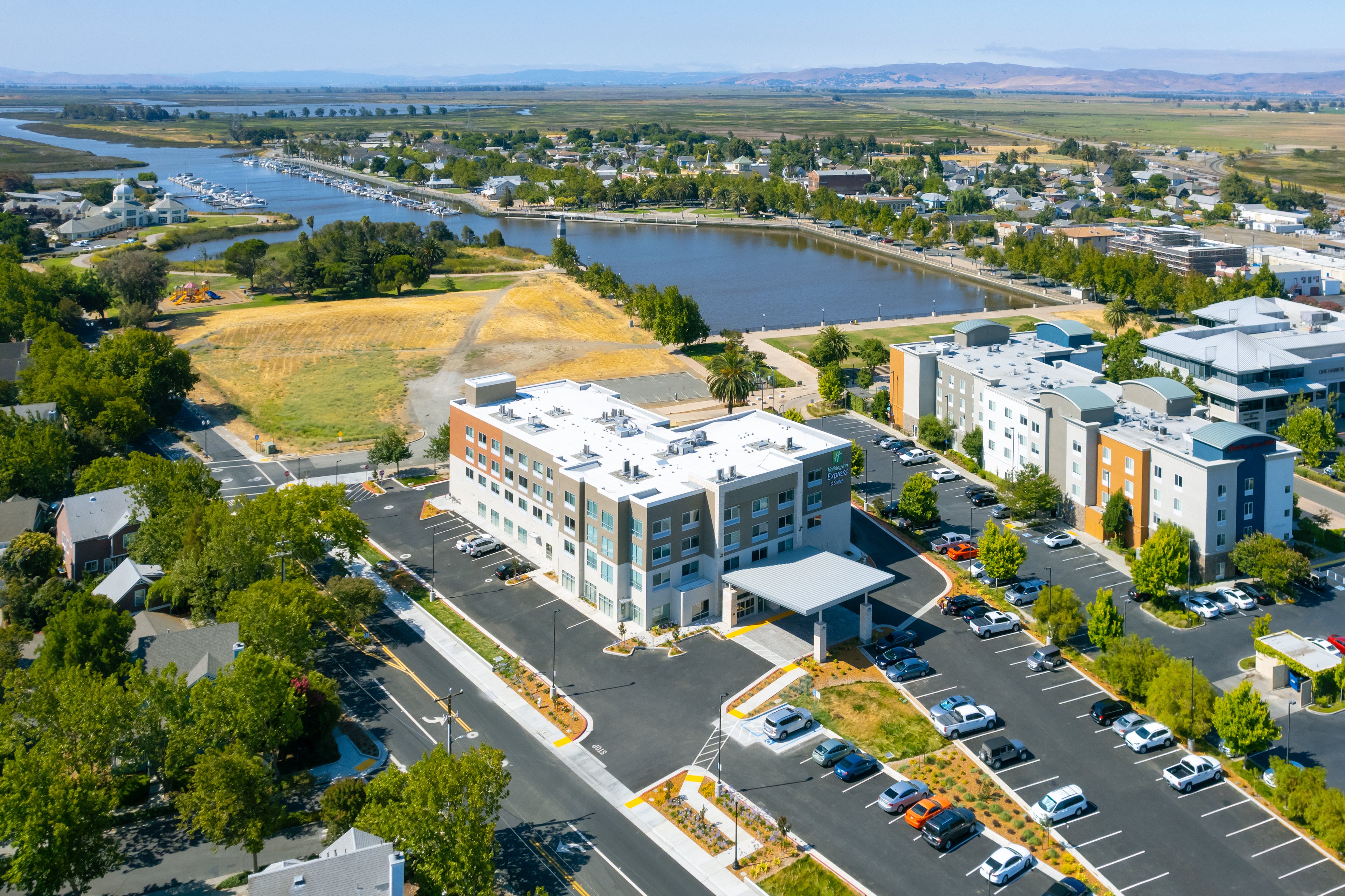 Holiday Inn Express & Suites Suisun City 2/70