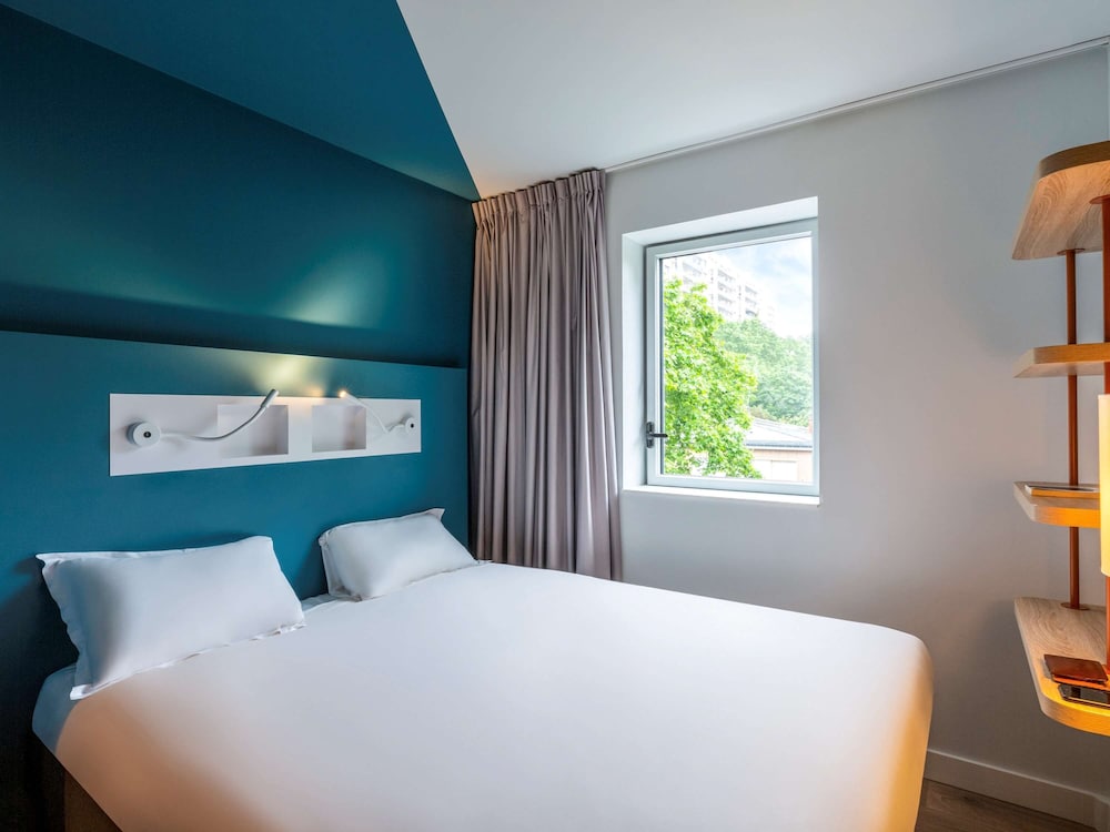 Ibis Budget Paris Clichy Mairie 12/65
