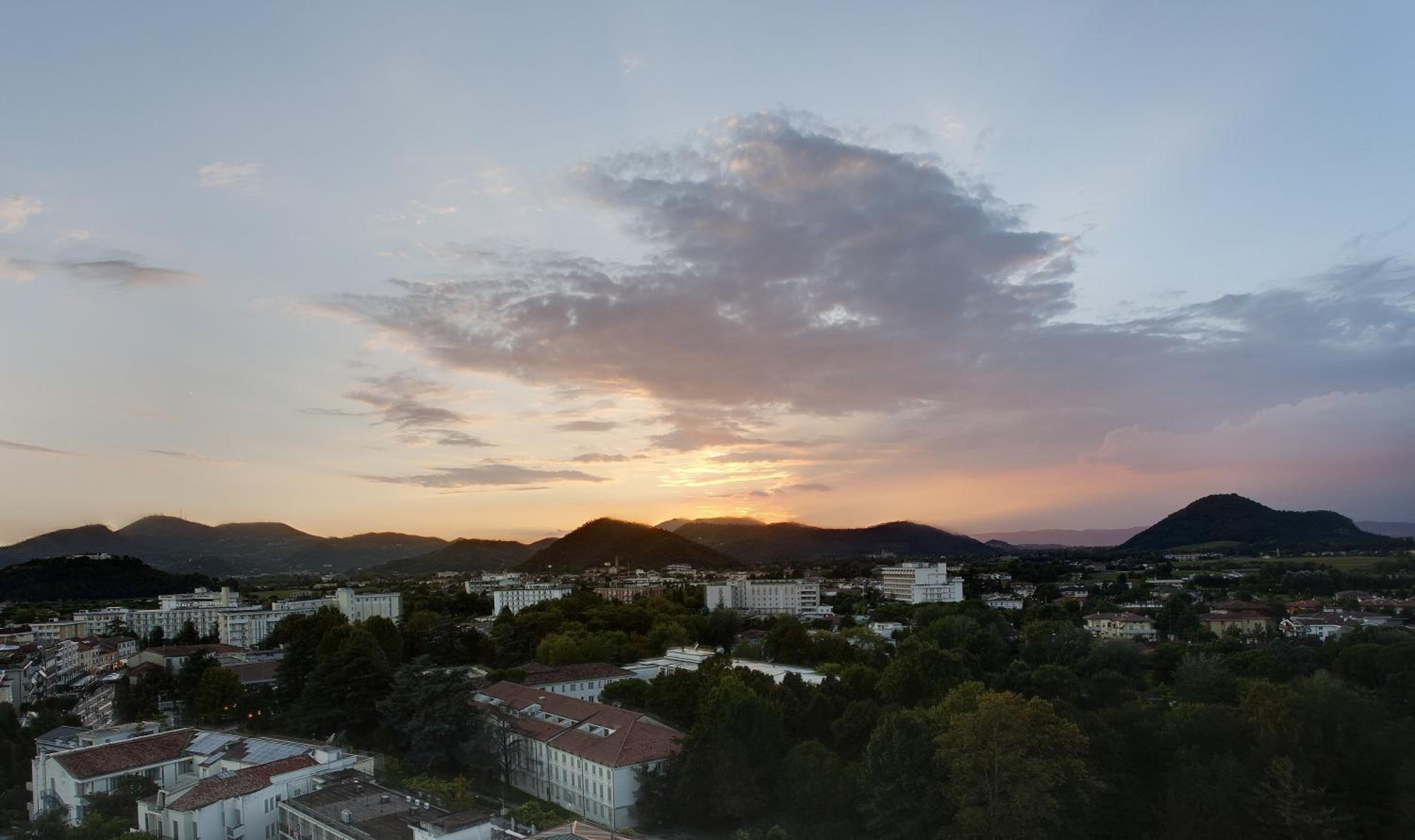 Panoramic Hotel Plaza 58/62