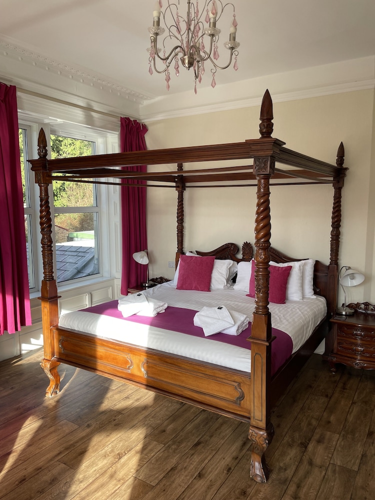 Four Poster, King Bed