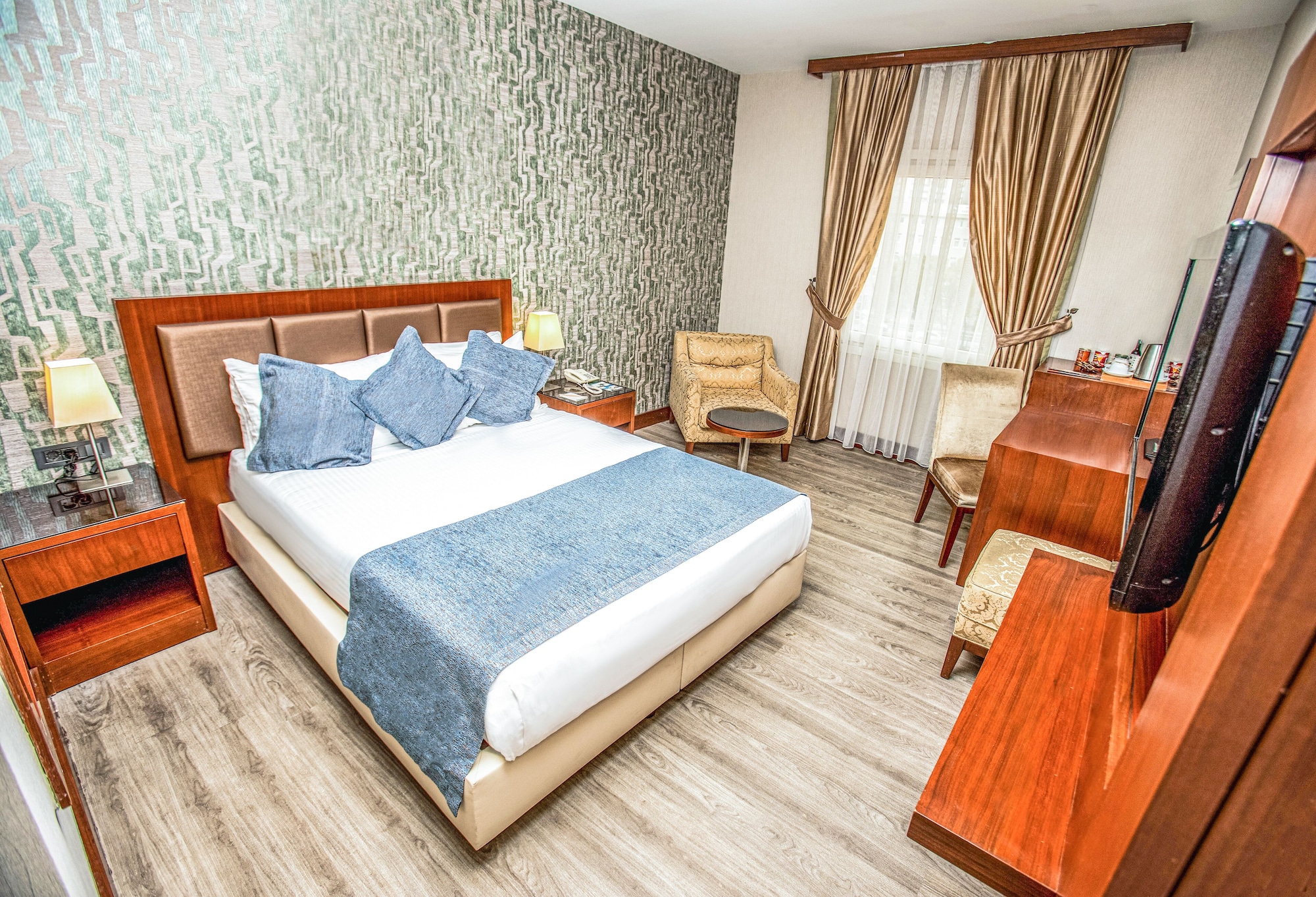 DELUXE, DOUBLE BED