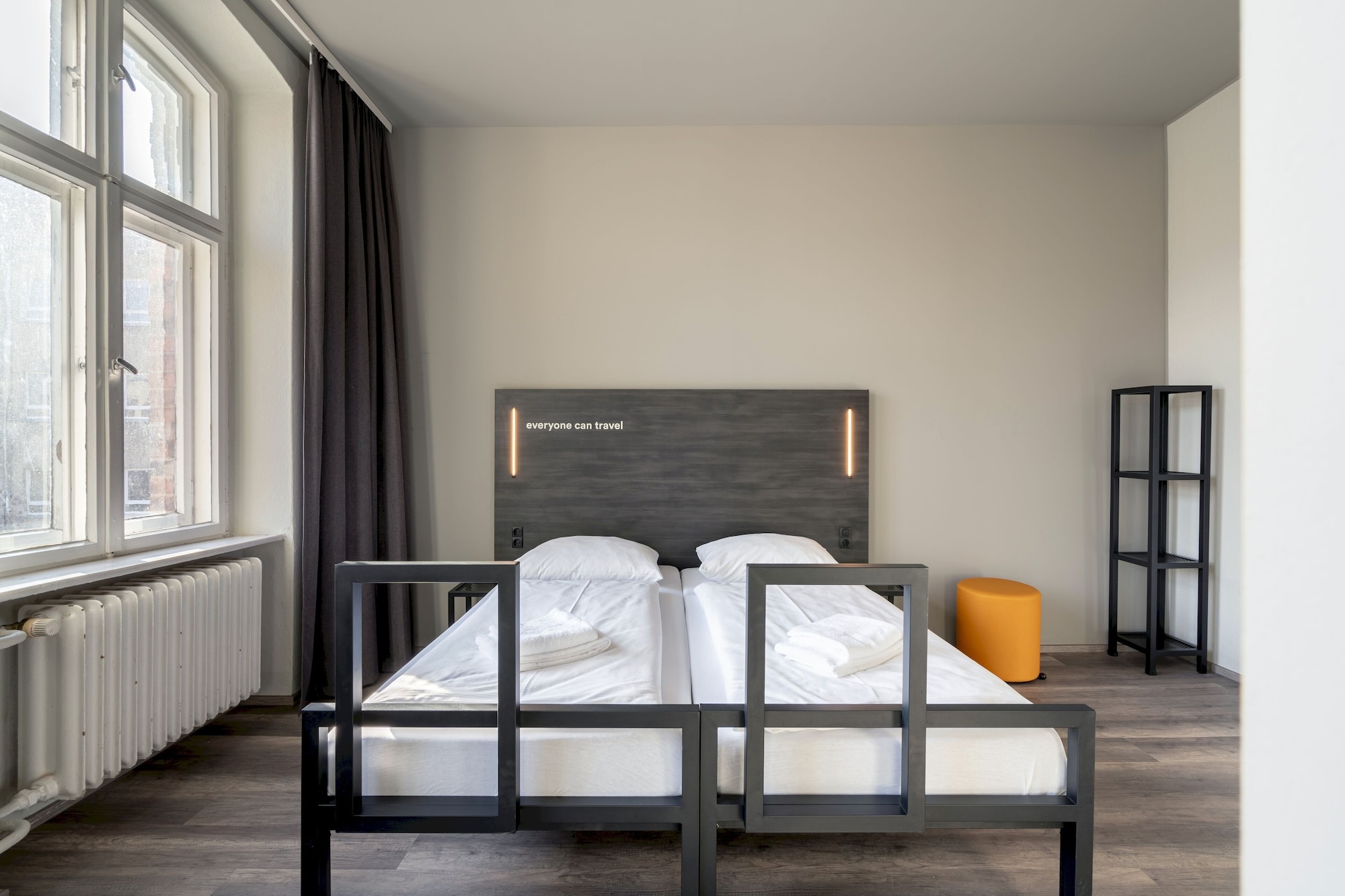 ROOM, TWIN BEDS