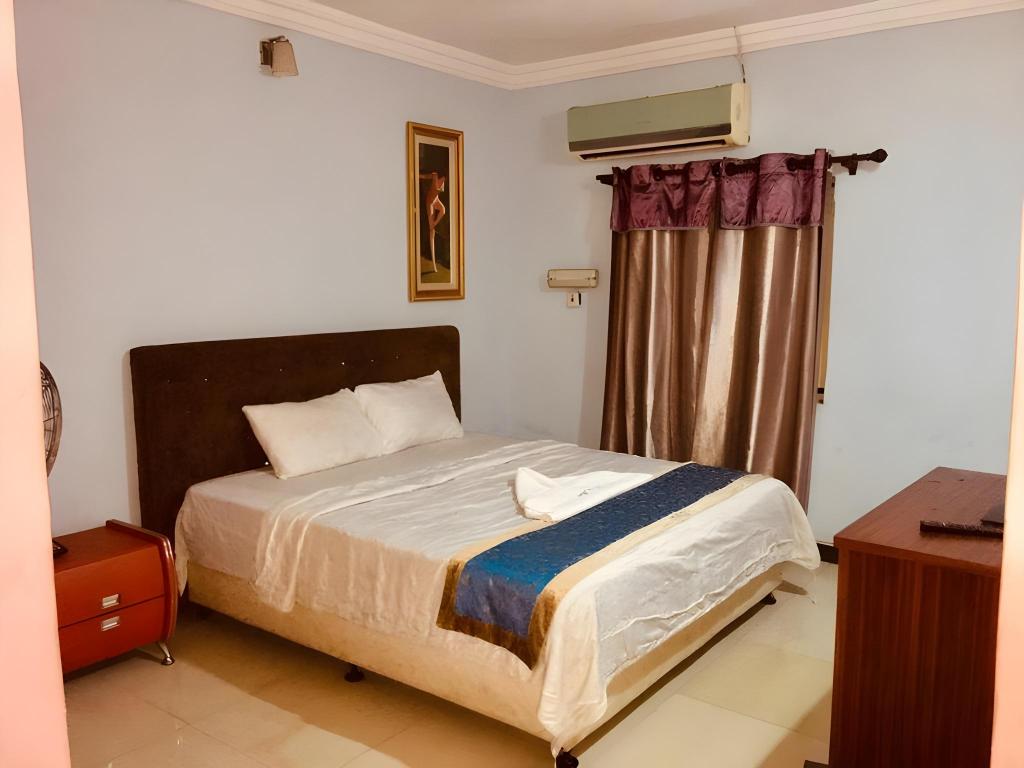 HOME INN HOTEL AND SUITES 17/33