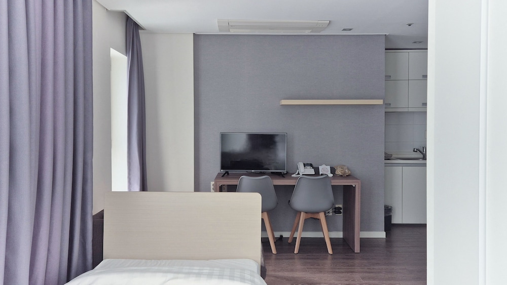 Brown Suites Sinchon Central 45/48