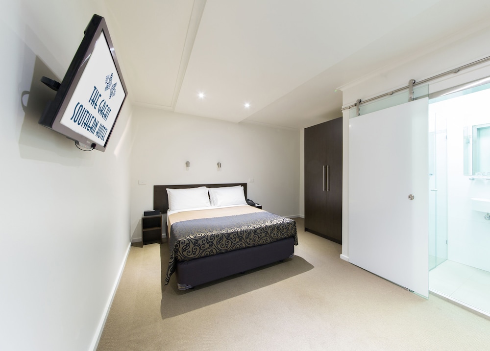 STANDARD, QUEEN BED, NO CLEANING SERVICES