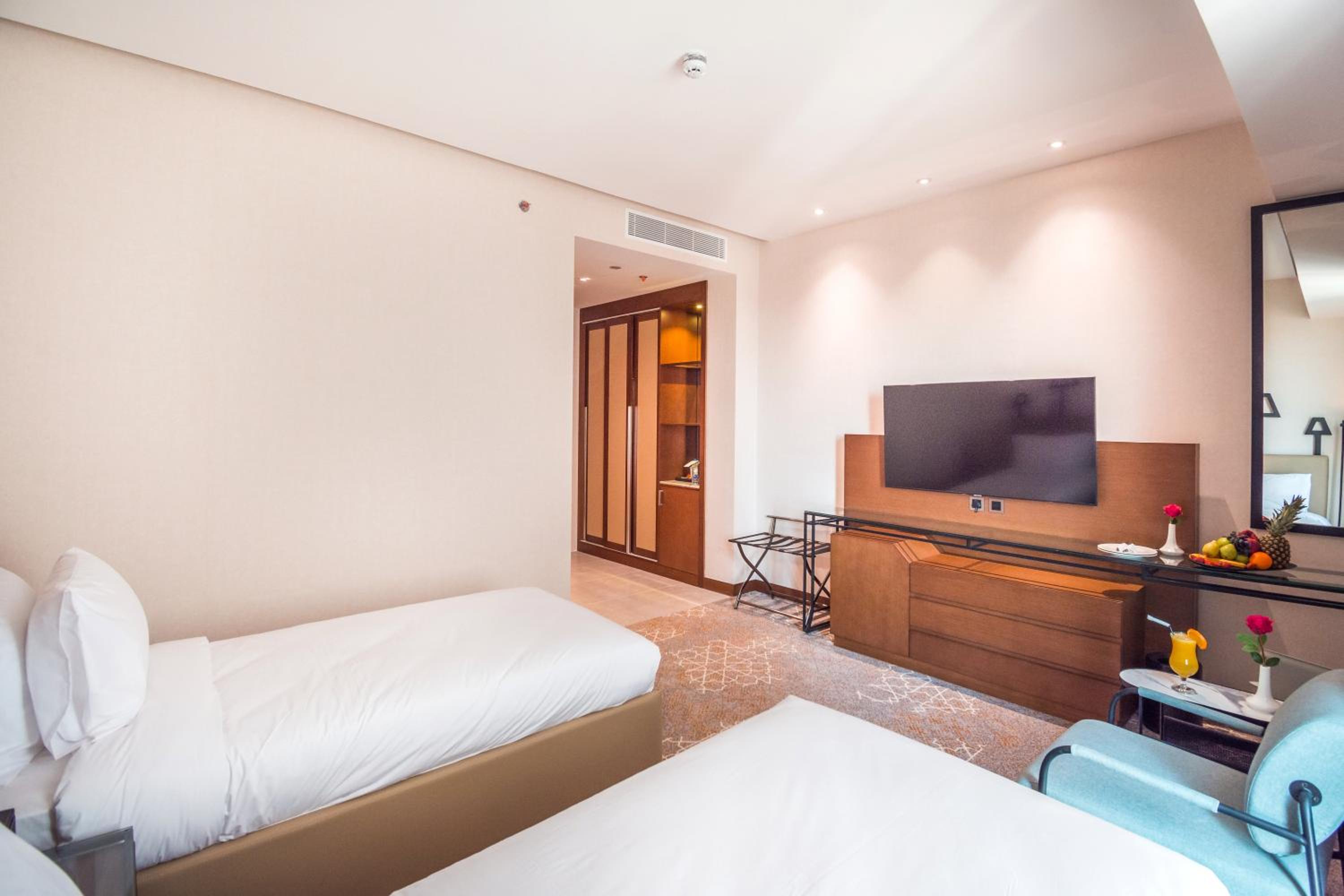 DELUXE, TWIN BEDS