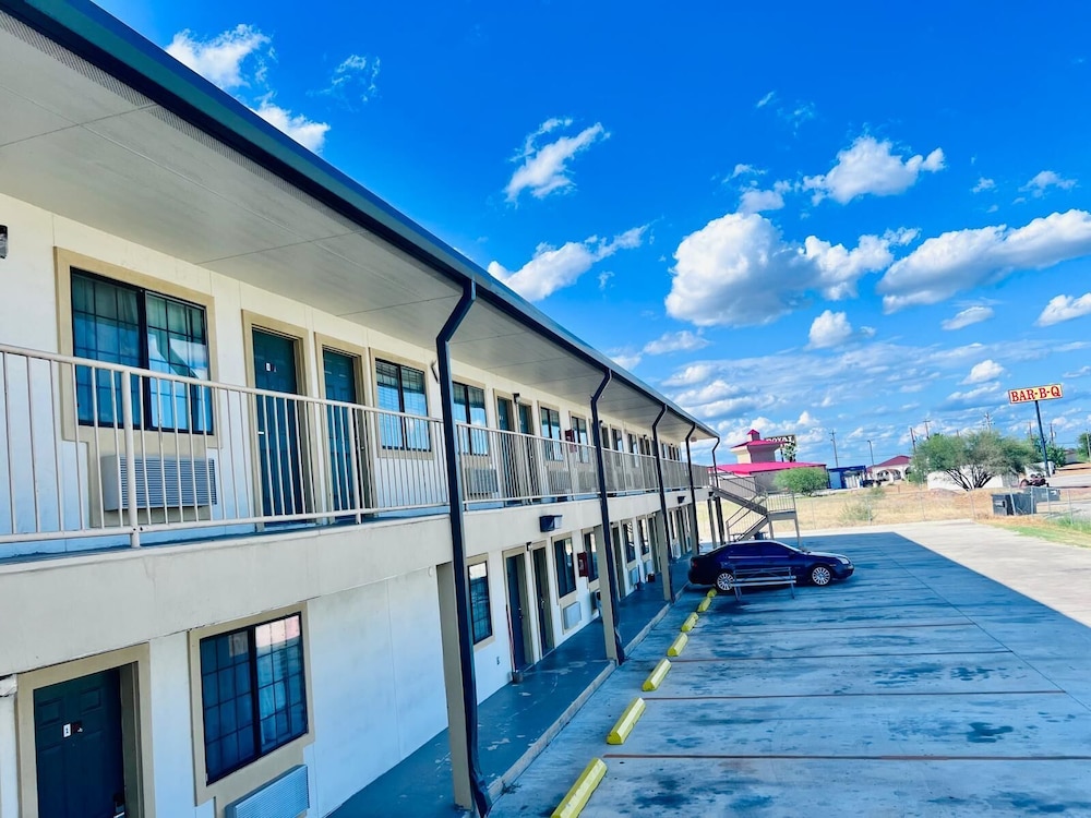 OYO Garden Inn and Suites Pearsall I-35 East 15/21