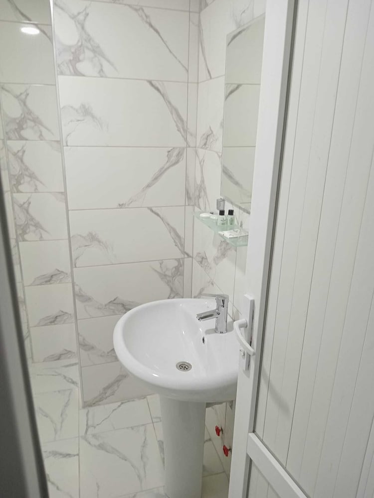 Lal Hotel 34/35