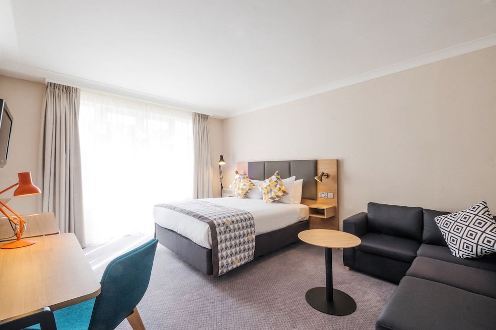 Holiday Inn Farnborough by IHG 25/74