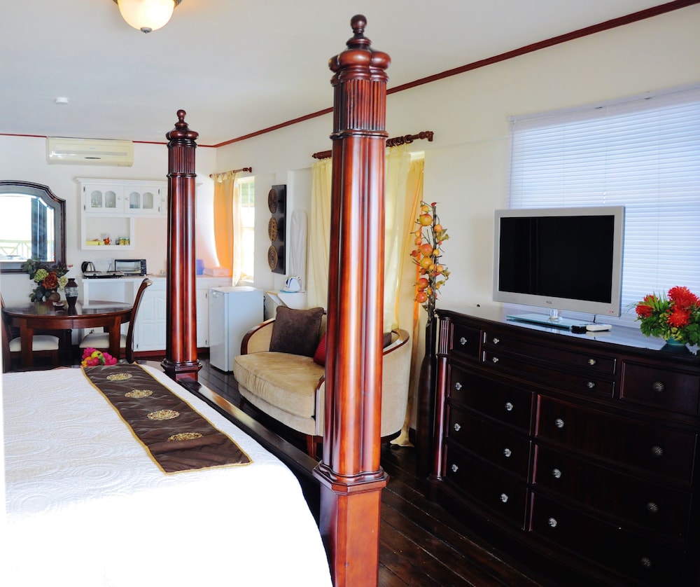 Beachcombers Hotel 12/77