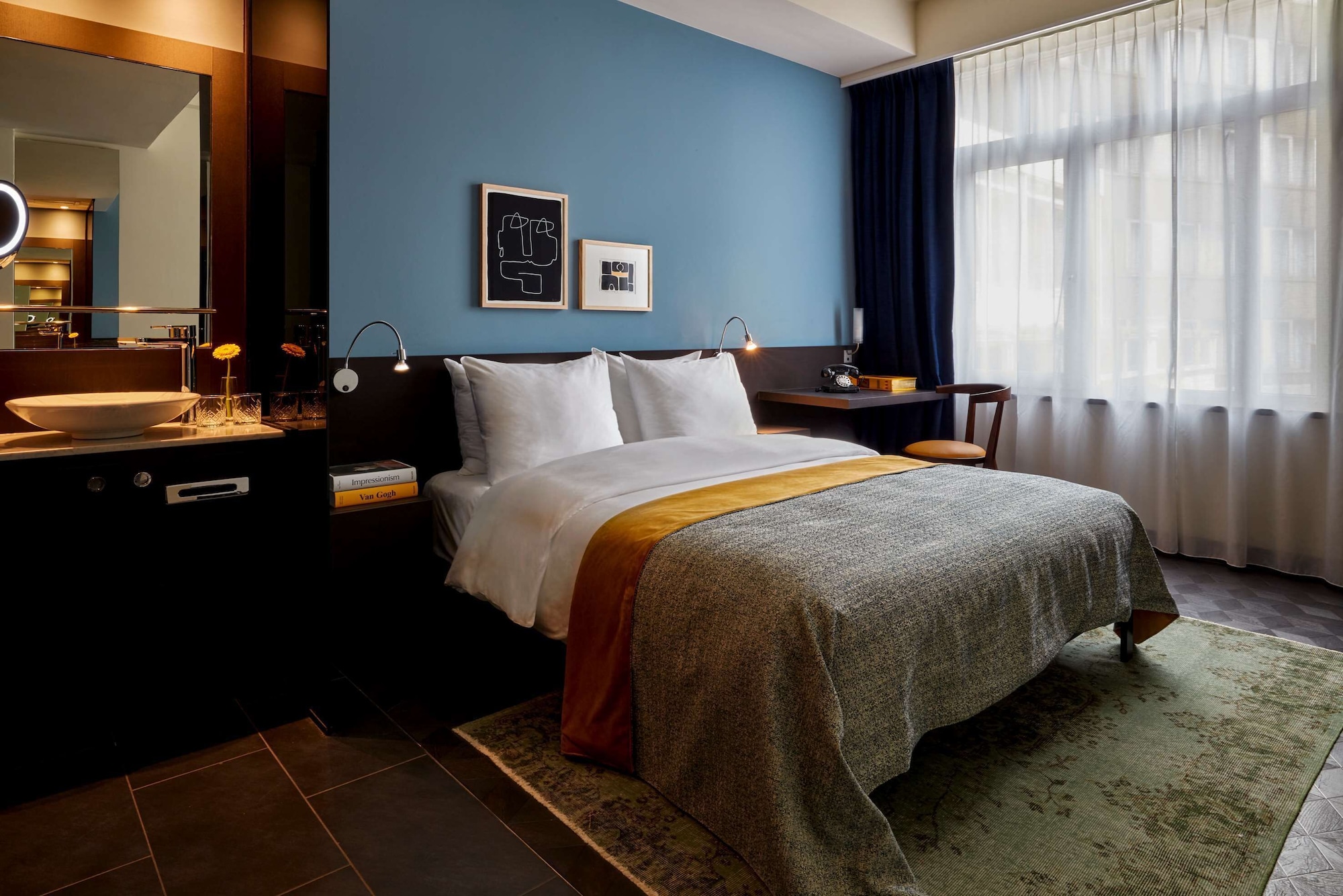 CLASSIC, QUEEN BED