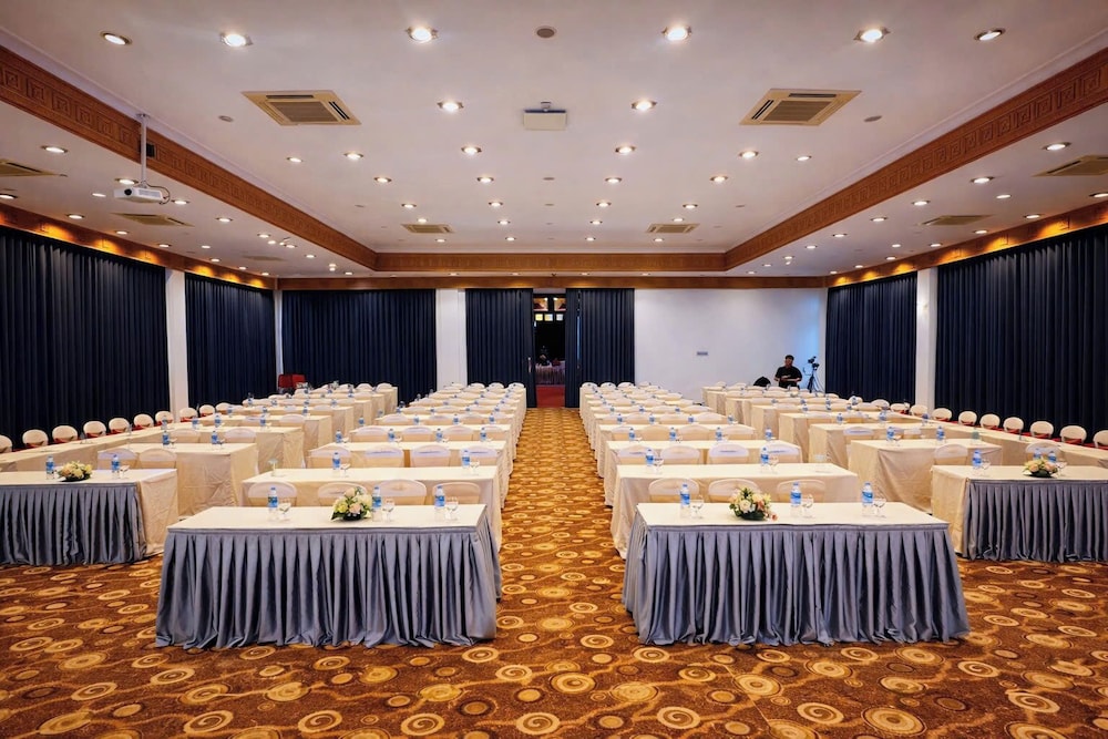 Huong Giang Hotel 67/77
