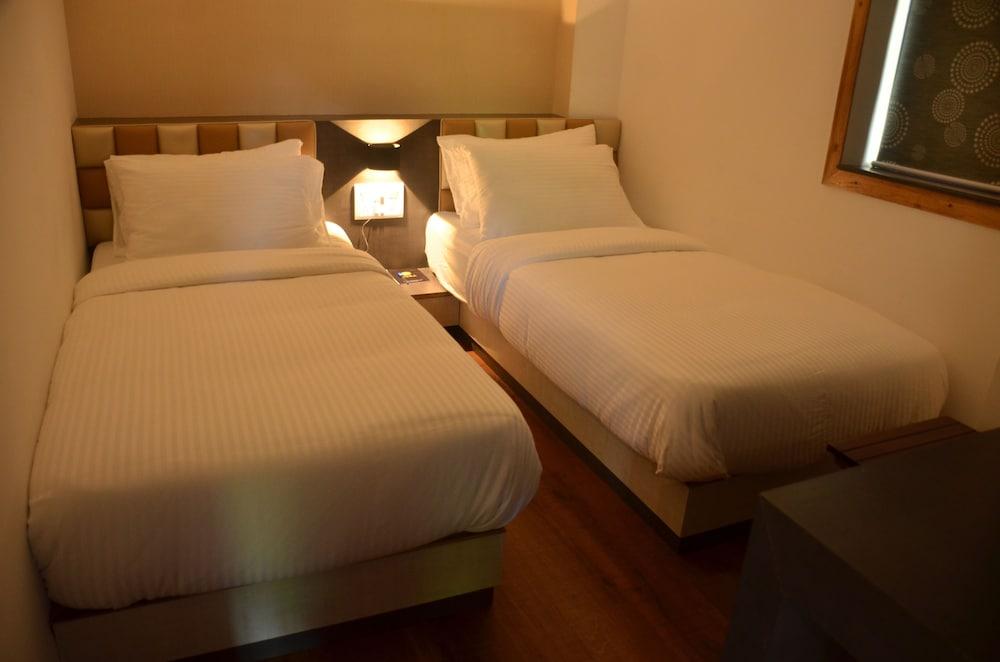 Hotel Aura 6/23