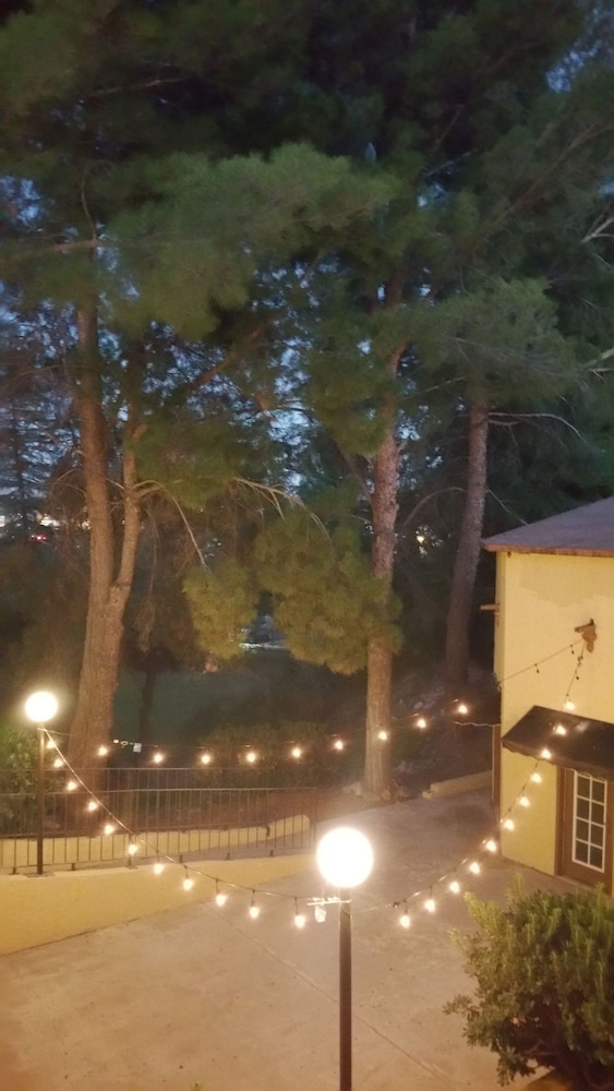 Mariposa Hotel 53/58