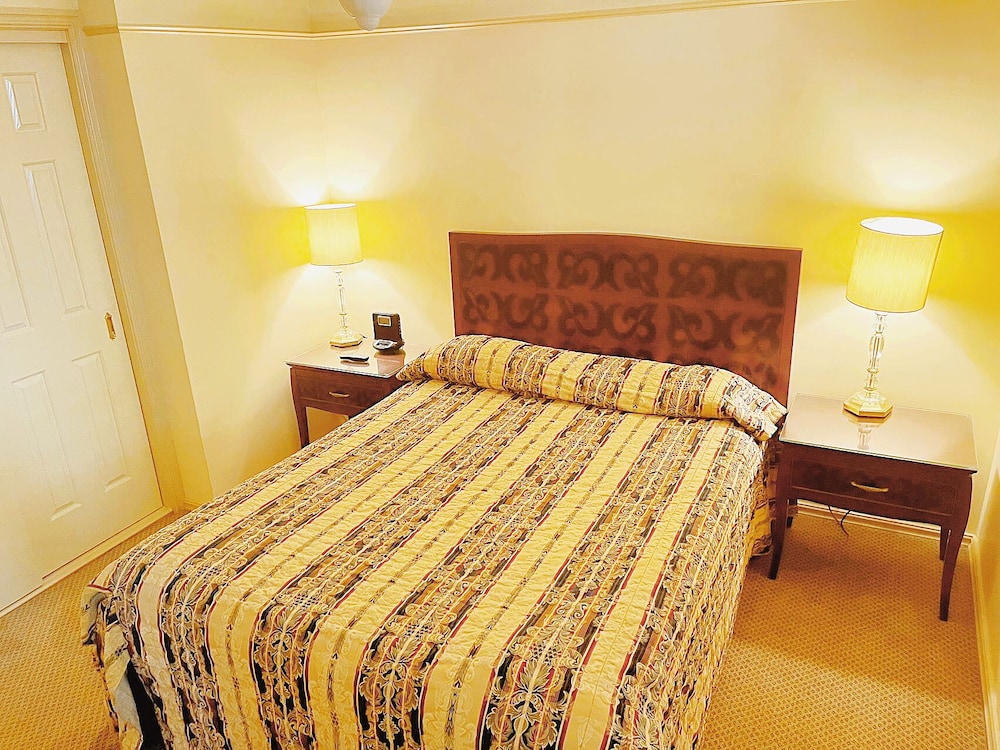 1 BEDROOM, SUITE, BATHTUB