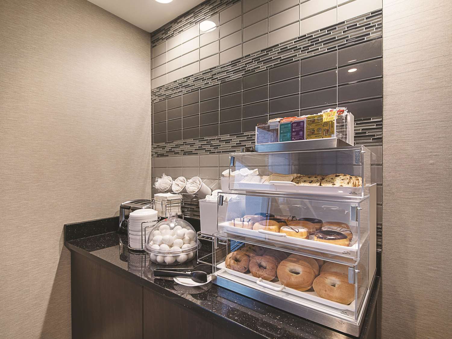 La Quinta Inn & Suites by Wyndham Austin Round Rock 6/16