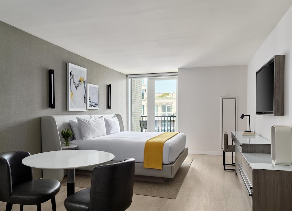 Deluxe, King Bed, Balcony, One Washington Circle DC, Tapestry Collection by Hilton 2/6