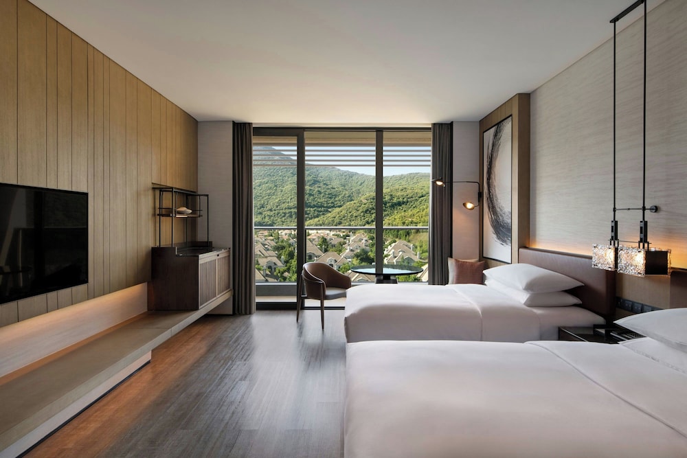 room, 2 double beds, mountain view
